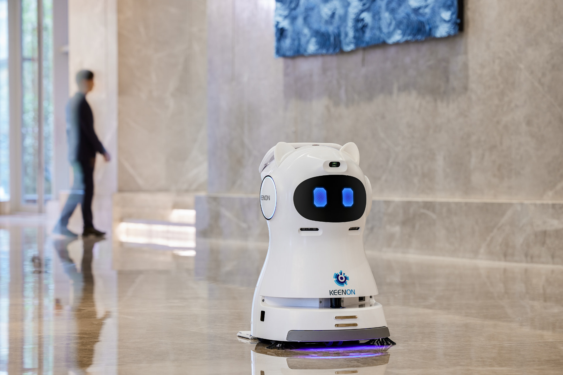 Autonómny čistiaci robot Keenon C30 v komerčnom priestore
