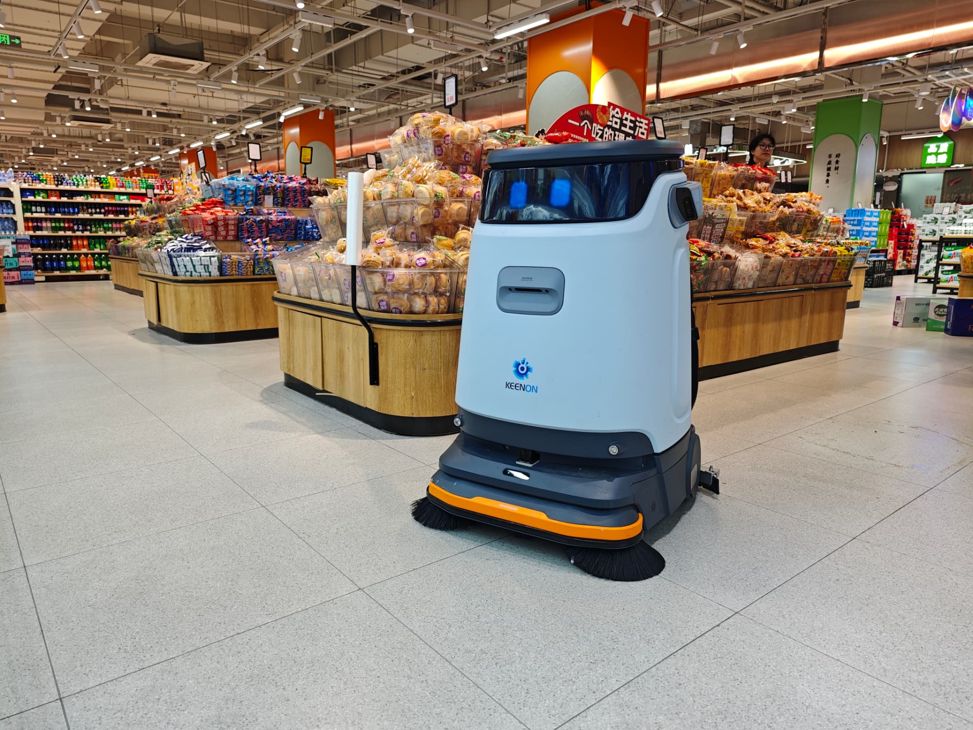 Autonómny čistiaci robot Keenon C55 v obchodnom priestore