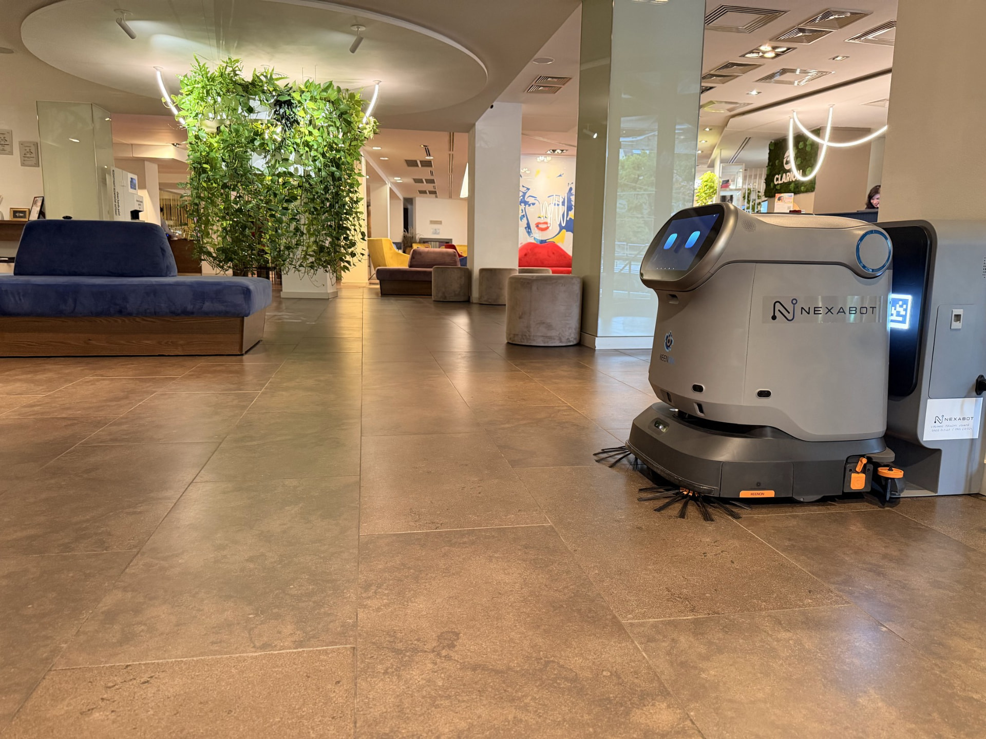 Robot KEENON C40 pri upratovaní vstupnej haly hotela Clarion