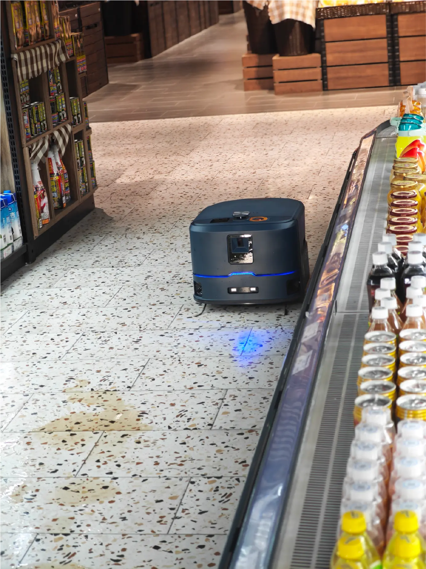 Autonómny čistiaci robot Keenon C20 v supermarkete